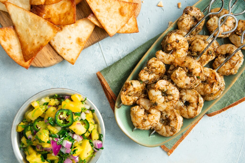 Caribische garnalen van de barbecue met salsa van gegrilde Caribische garnalen van de barbecue met salsa van gegrilde