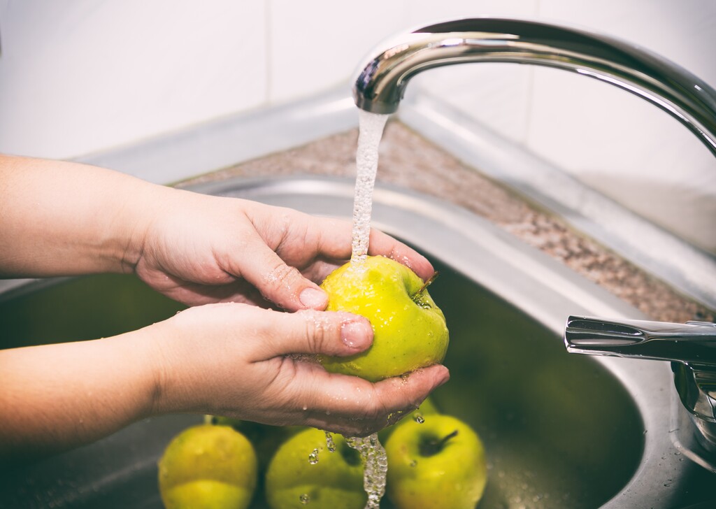 Moet je je fruit wassen om pesticiden af te spoelen? 24Kitchen