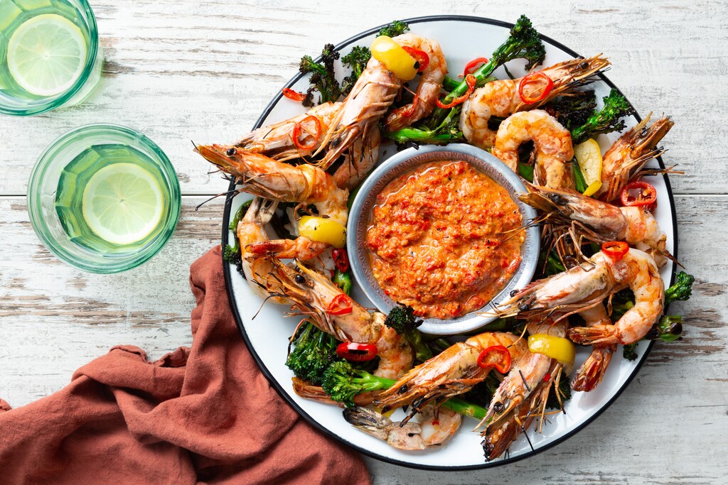 Gegrilde gamba's met romescosaus 24Kitchen Gegrilde Gamba'S recept | Smulweb.nl