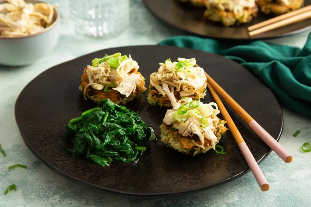 Pulled chicken op knapperige rijstkoekjes en spinazie