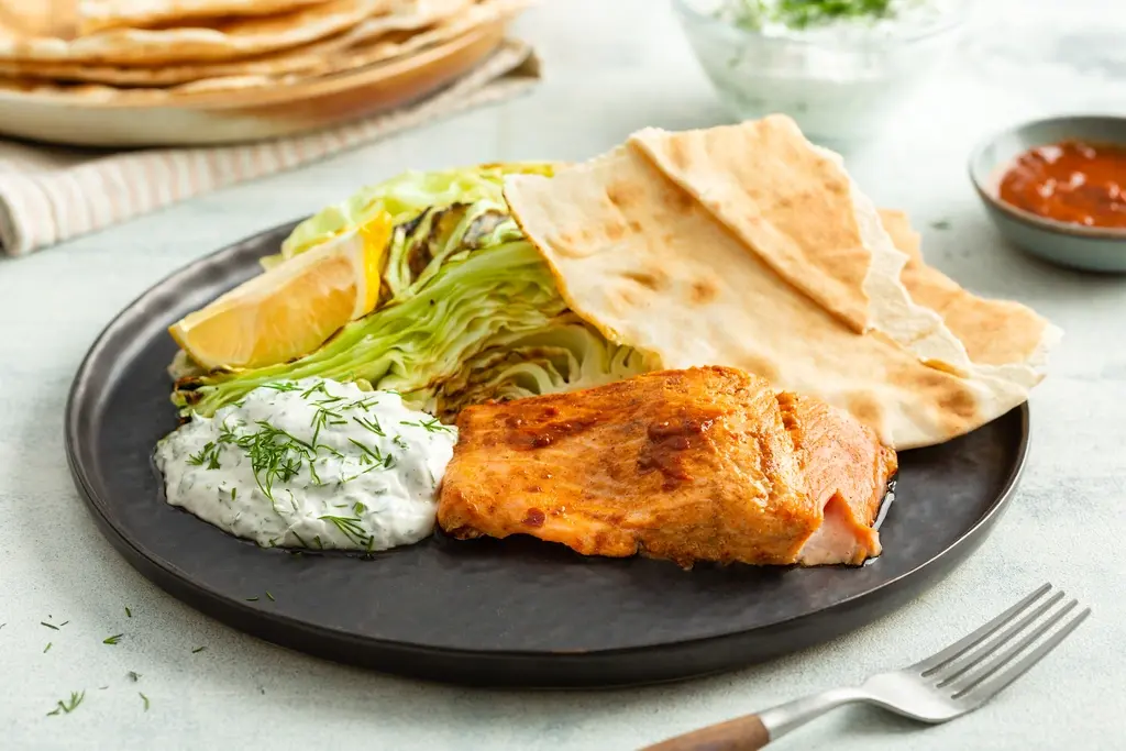 Harissa-zalm met kool, yoghurtsaus en platbrood