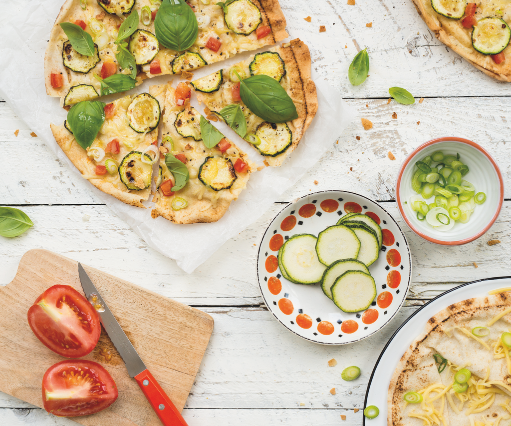 Snelle pizza met courgette en tomaat