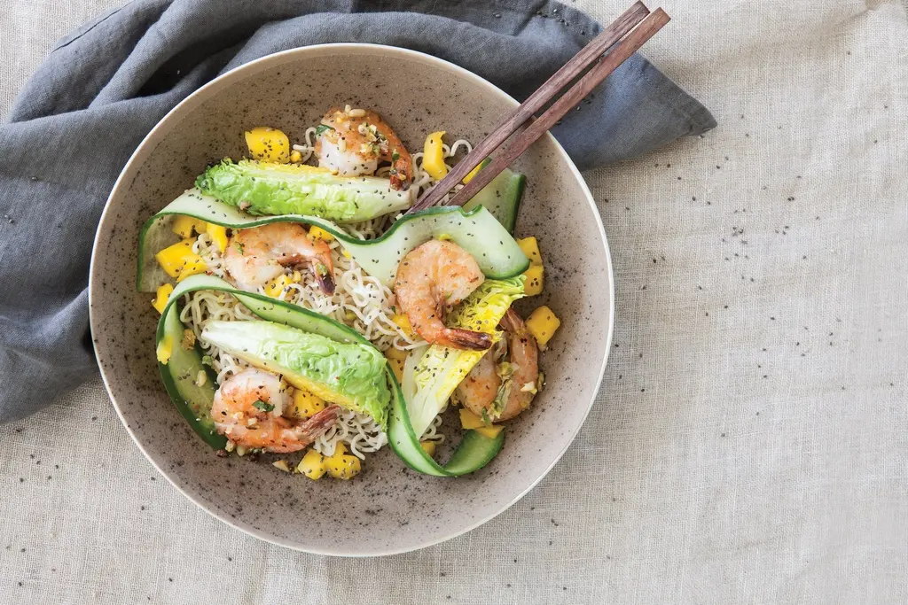 Japanse noedelsalade met mango en reuzengarnalen