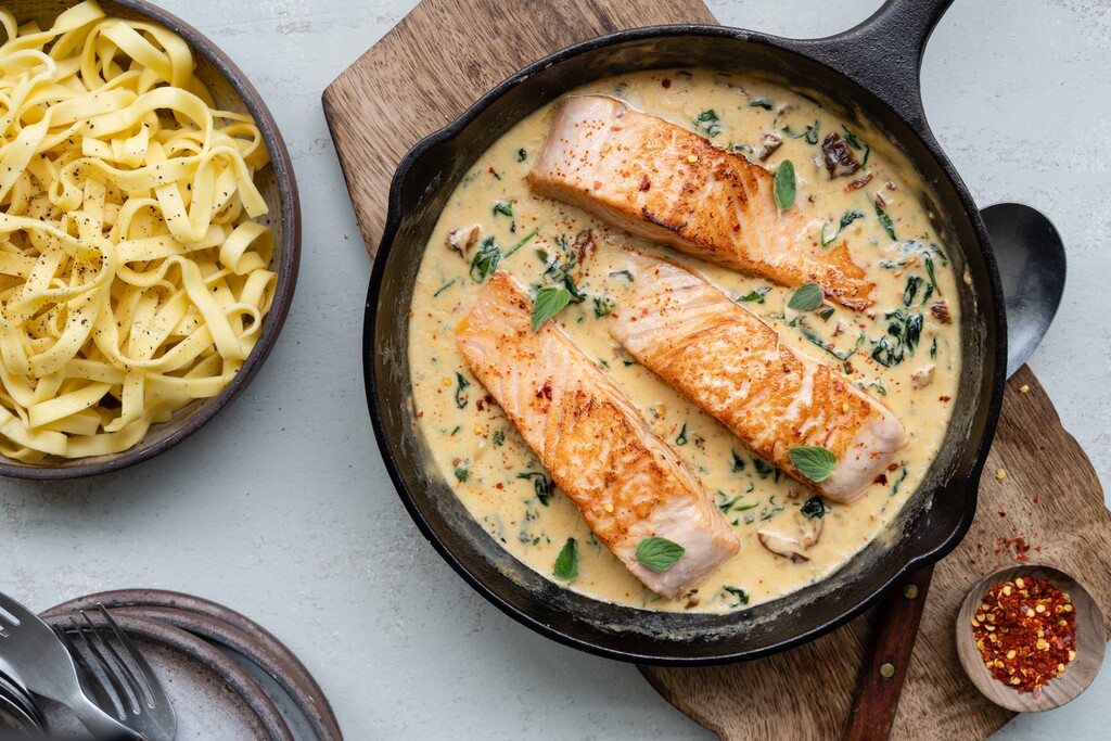 Tagliatelle met zalm en romige saus Simpel recept! 24Kitchen