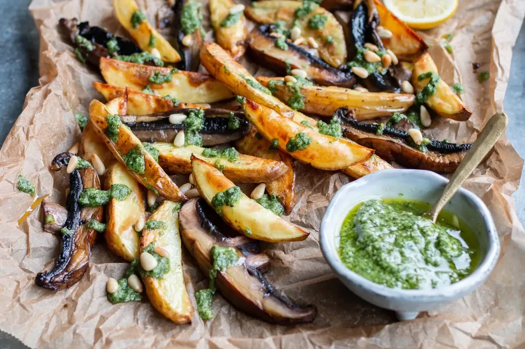 Vegan traybake met pesto, aardappel en portobello