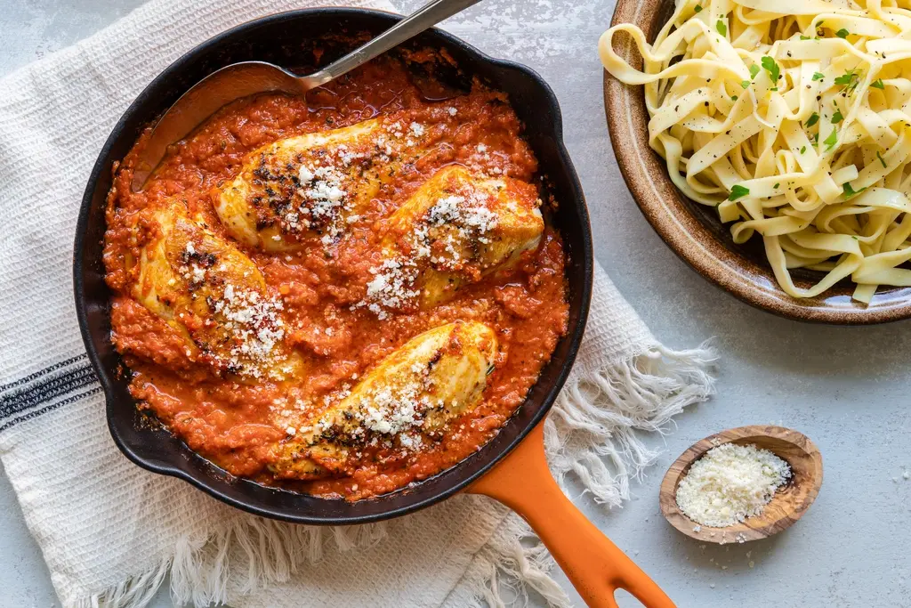 Kip in paprikasaus met tagliatelle