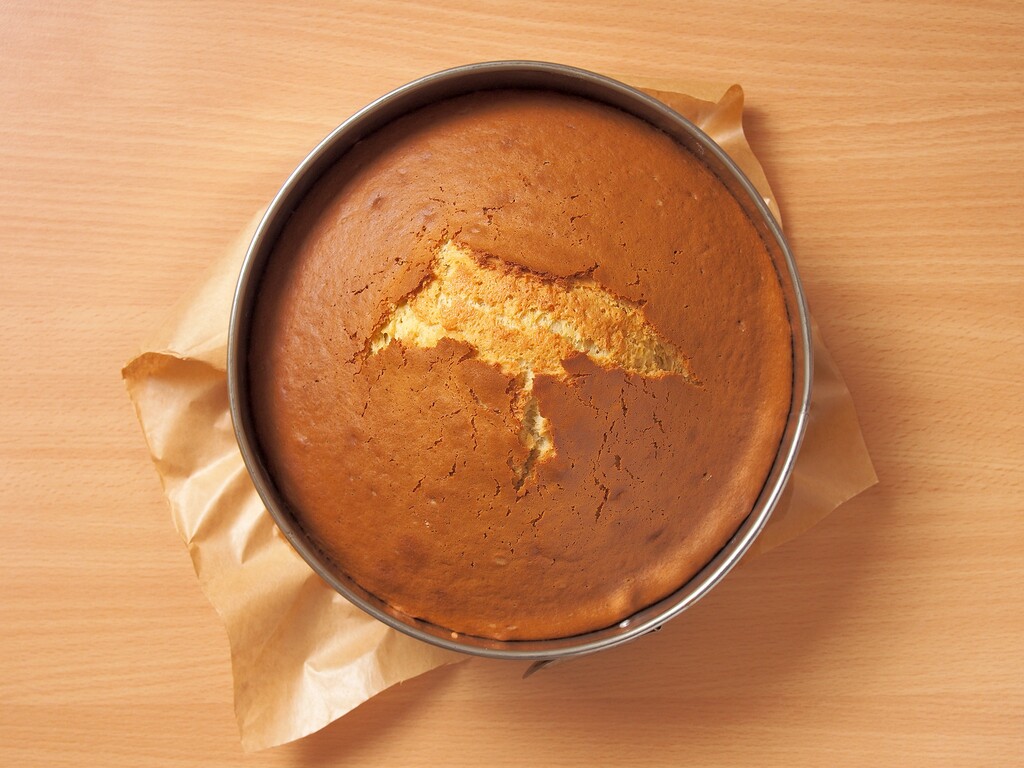 Waarom je een cake écht moet laten afkoelen voor je 'm aansnijdt