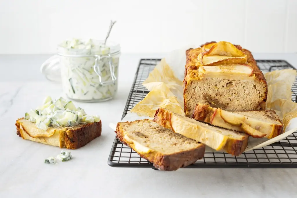 Glutenvrij appel-walnootbrood met komkommerspread