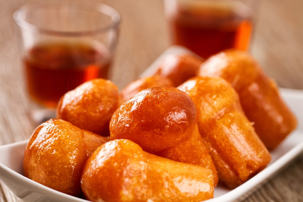 Baba au rum (cakejes met rumsiroop) maak je zo! | 24Kitchen