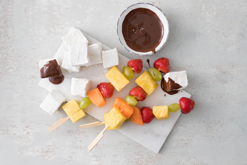 Petra elektrische 3laagse chocoladefontein glad watervalontwerp eenvoudig te reinigen tafelmodel voor dippen en delen inclusief 2 bakjes voor fruit 7090W RegularZwart
