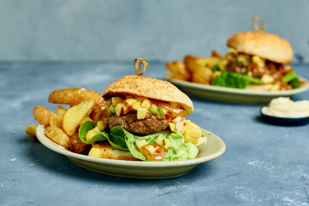 Hamburger met verse friet en pittige salade recept 24Kitchen