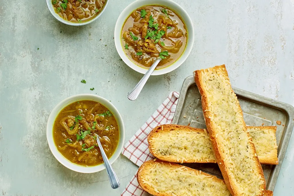 Uiensoep met gegratineerd stokbrood