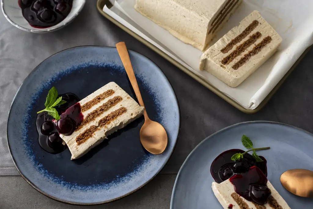 Speculaas-ijs met warme kersen