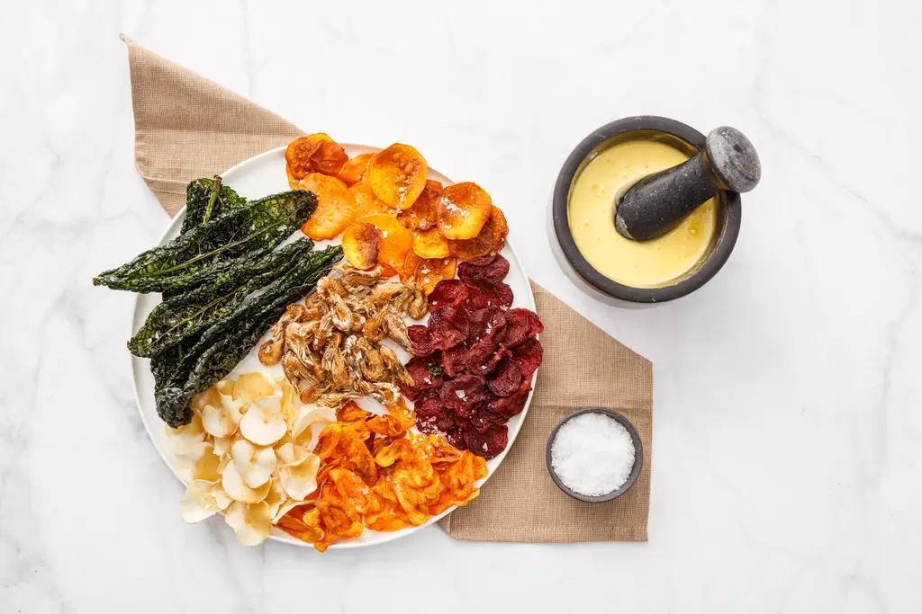 Gefrituurde garnalen met aioli en groentechips