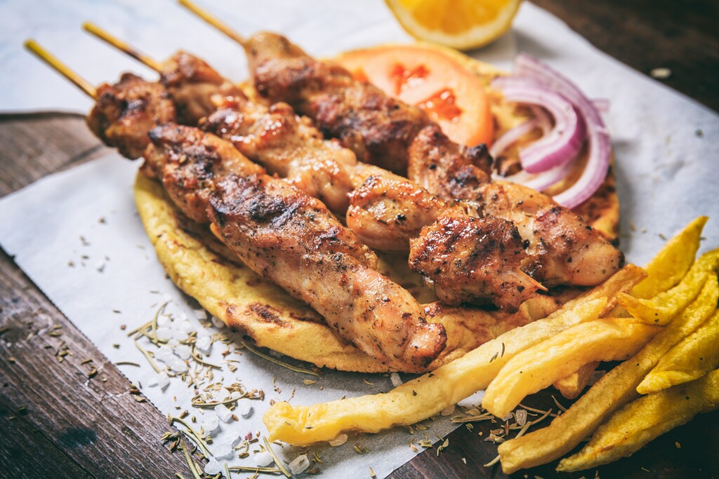 Zelf Griekse souvlaki maken? Wij delen tips