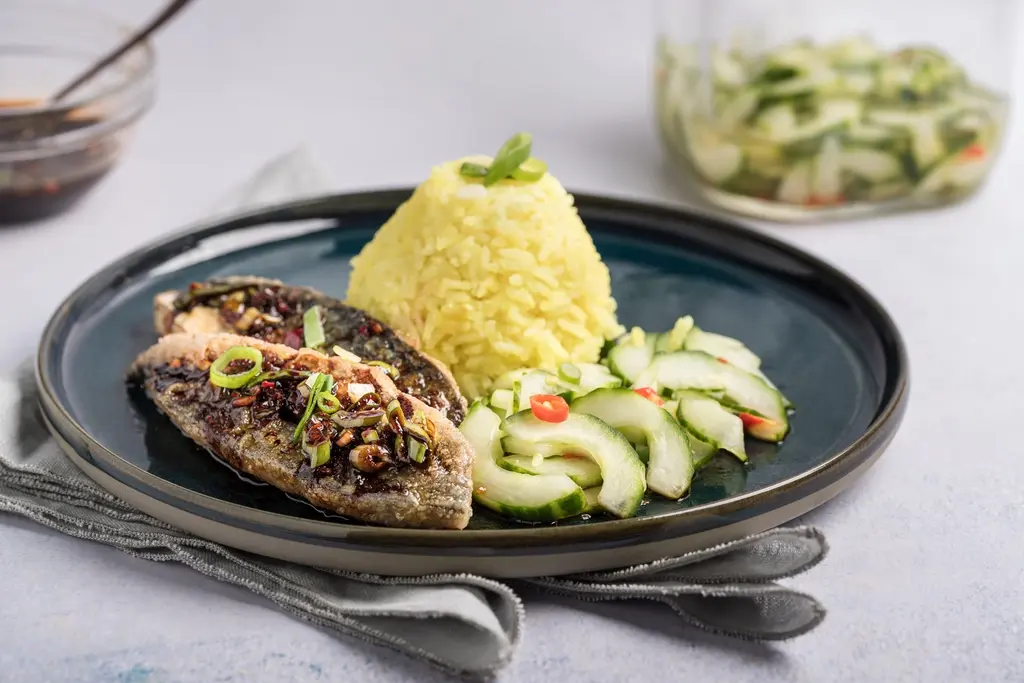 Nasi kuning met atjar ketimoen