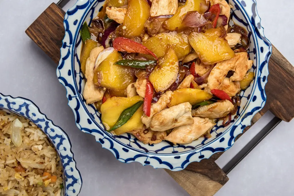 Kip-mangowok met gebakken rijst