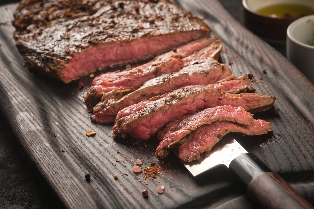Flat iron steak bereiden op de BBQ 24Kitchen