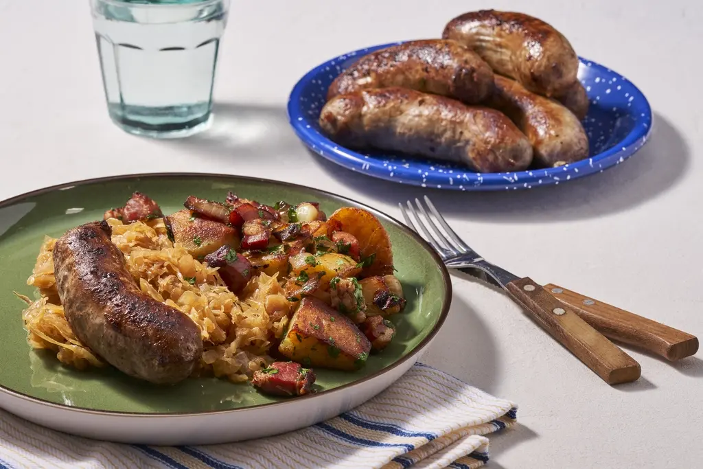 Bratwurst met sauerkraut en bratkartoffeln
