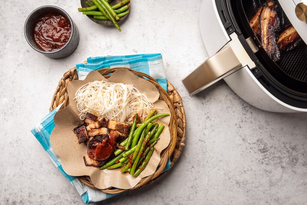 Babi Pangang crocant la Air Fryer cu fasole verde și tăieței de orez