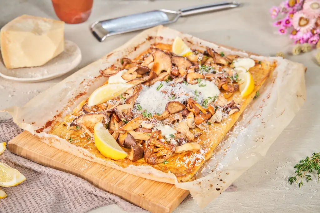Parmezaan-farinata met knapperige paddenstoelen