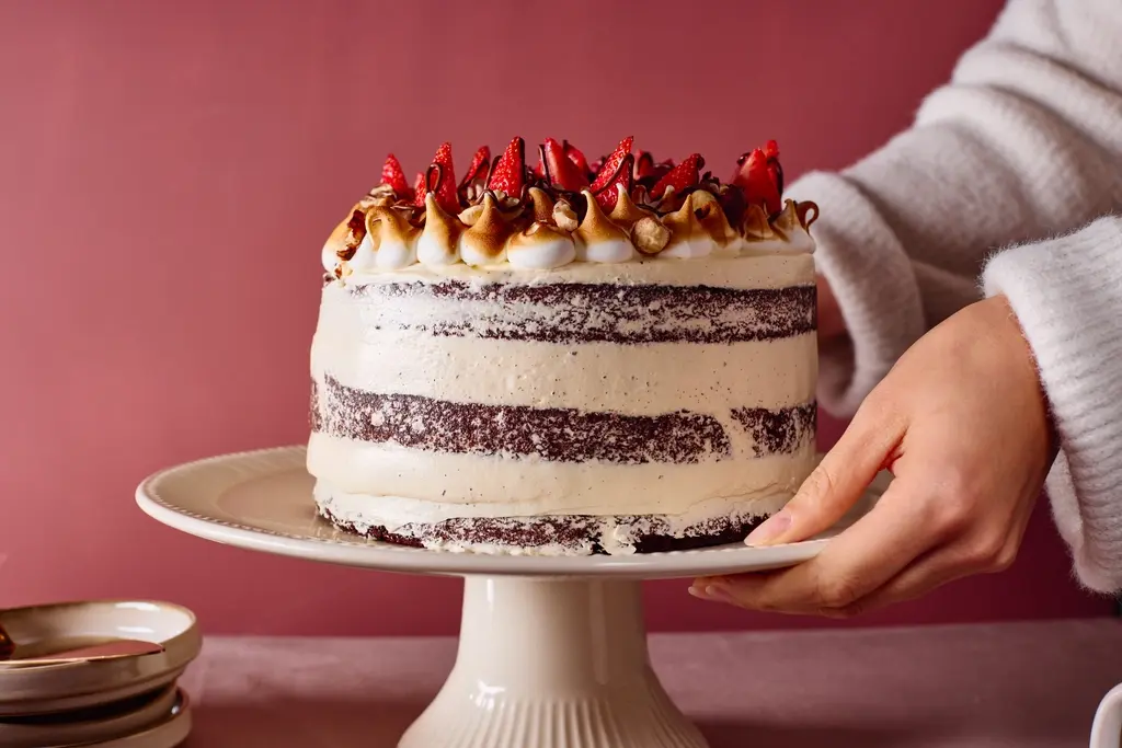 Chocoladetaart met aardbeien en meringue