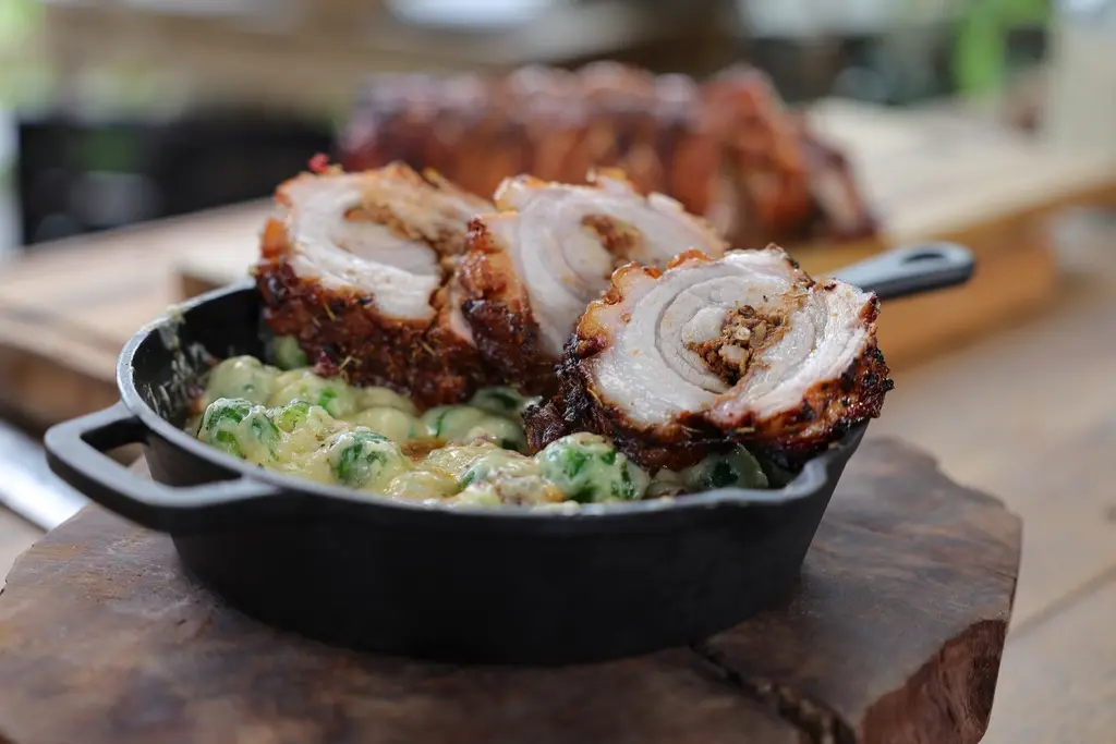 Porchetta van de BBQ met spruitjesgratin