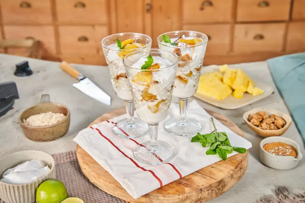 Eton mess met banaan en ananas