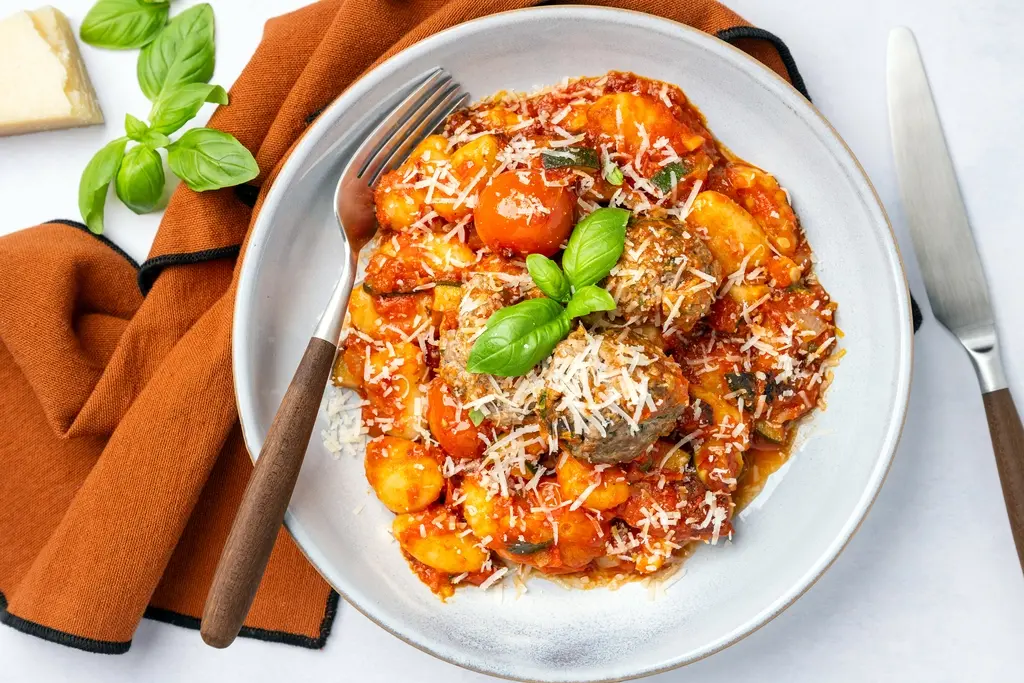 Gnocchi met gehaktballen in tomatensaus