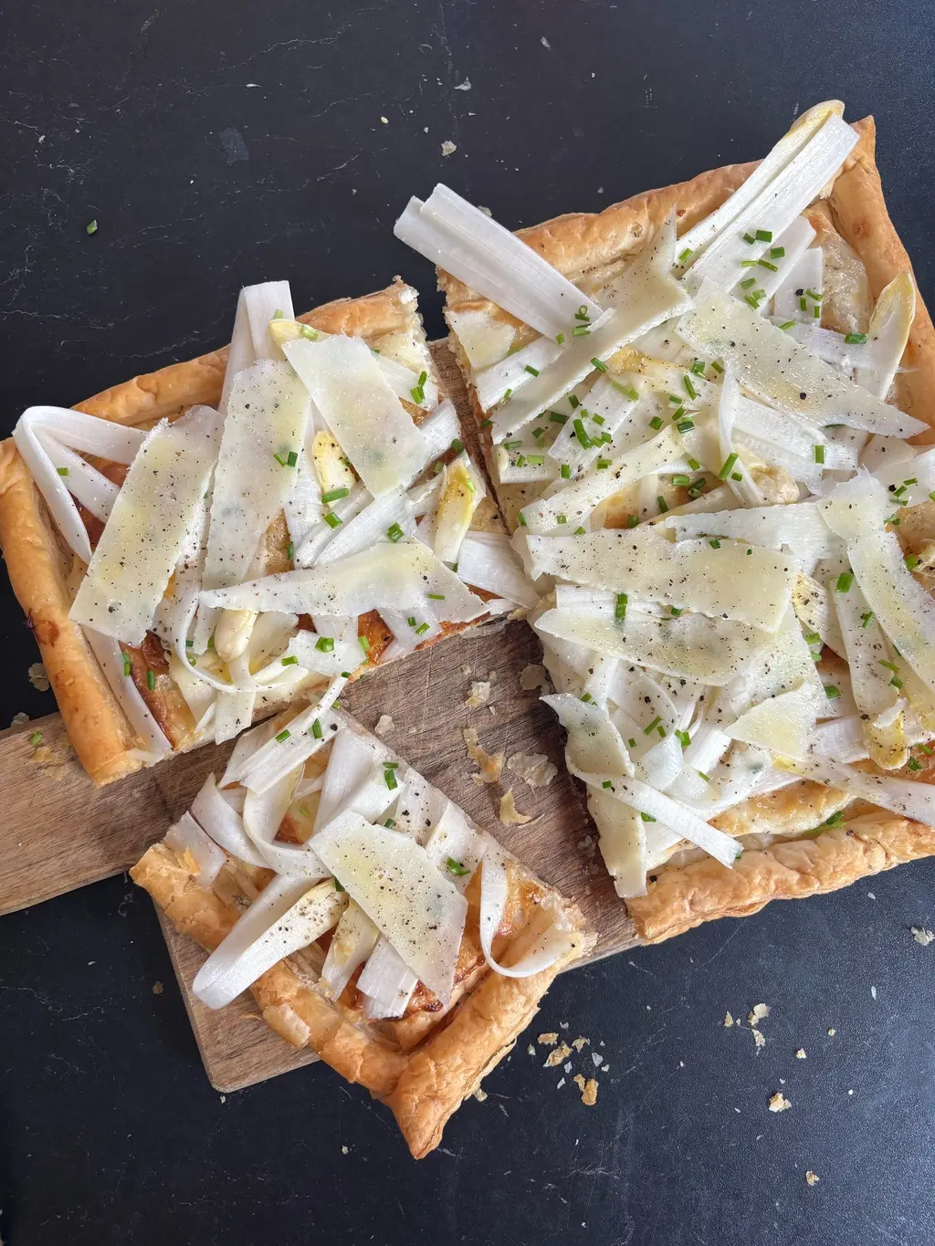 Plaattaart met witte asperge