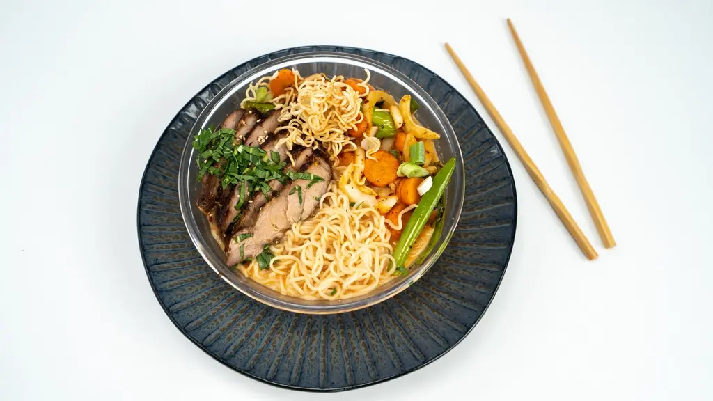 Ramen met varkenshaas van de BBQ