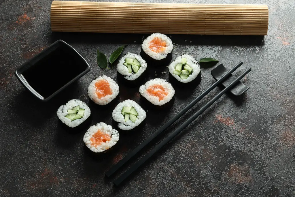 Maki sushi met zalm en avocado