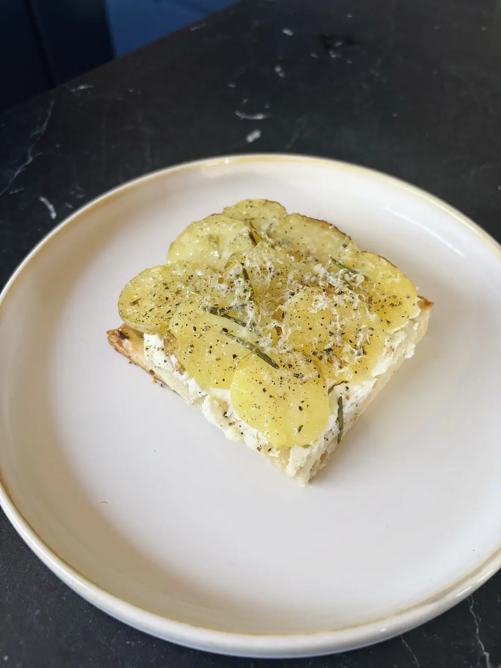Romeinse pizza met aardappel en rozemarijn