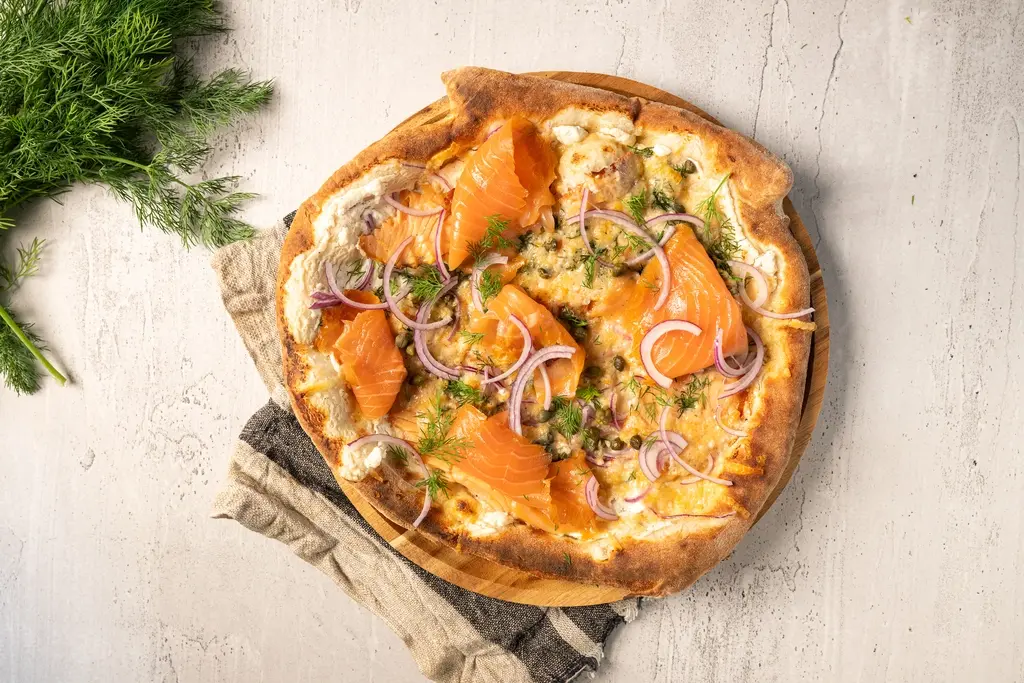 Pizza met gerookte zalm